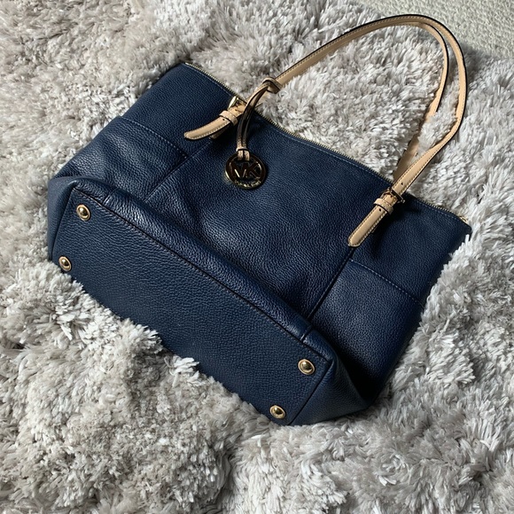 Michael Kors Jet Set Travel Navy Blue bag. - Picture 5 of 6